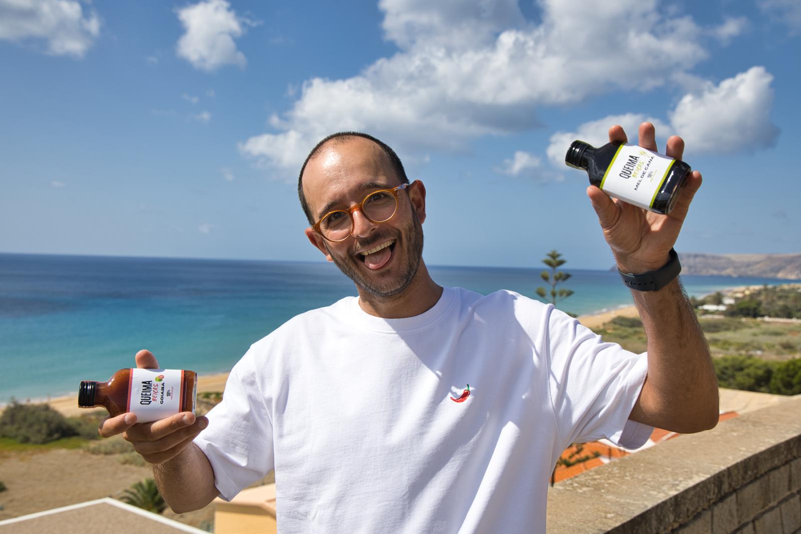 Francisco Silva, fundador da Queima Beiças, no Porto Santo com os molhos Goiaba e Mel de Cana